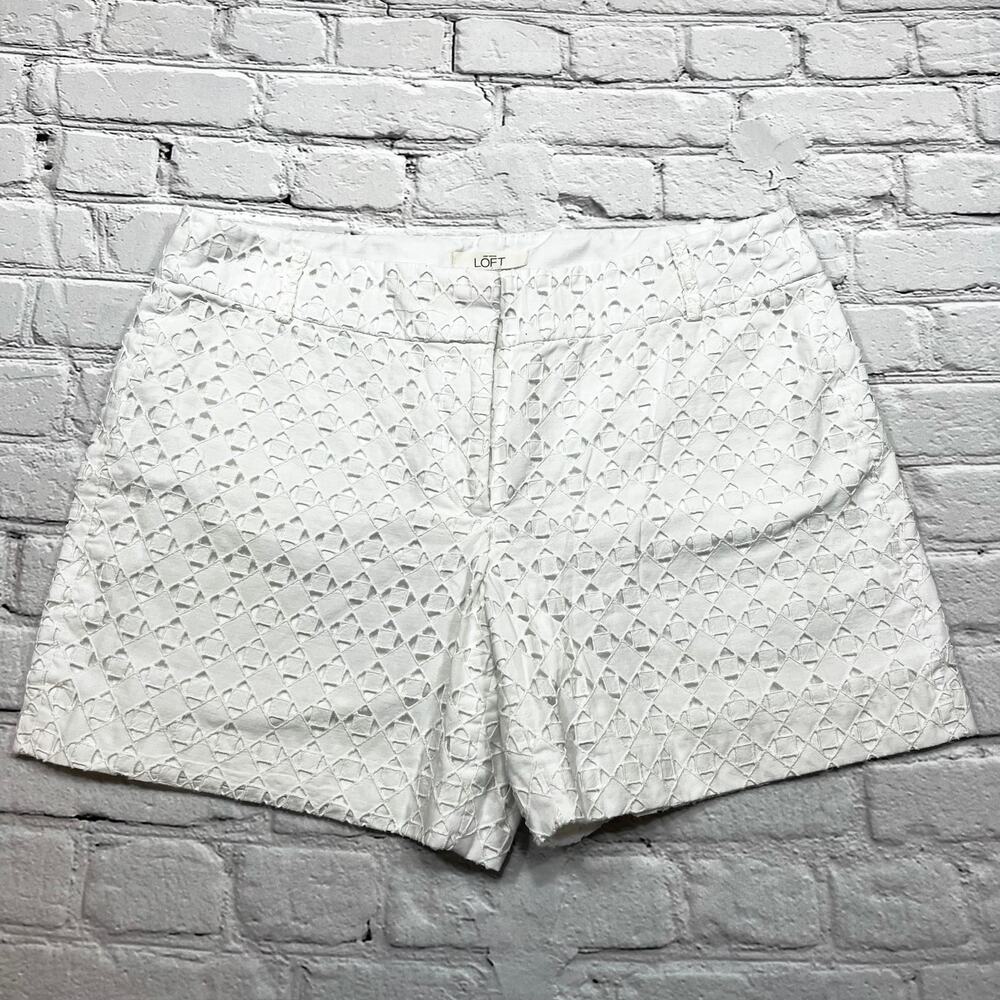 Ann Taylor LOFT White Textured Eyelet Shorts 5.5” Inseam 100% cotton size
8 A421